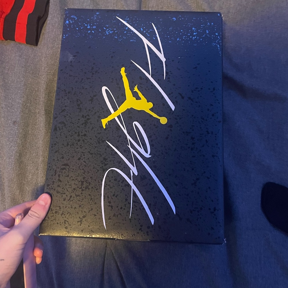 Jordan 4s black and yellow thunders size 6
